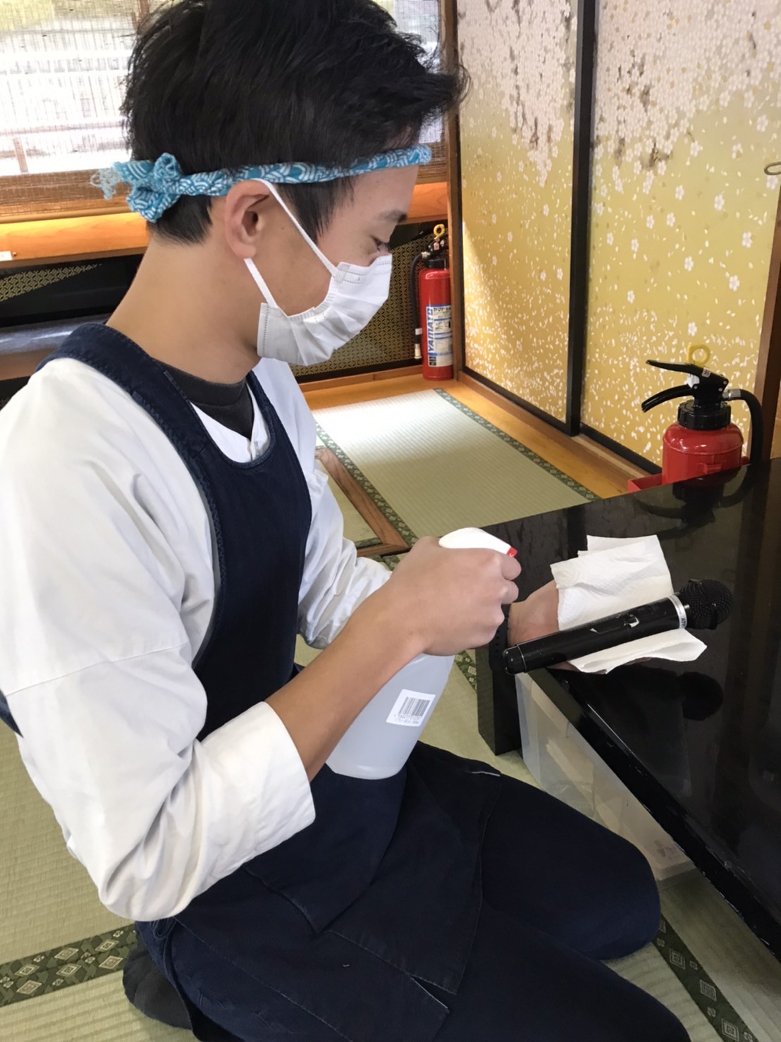 船内備品のアルコール消毒に余念がない晴海屋の従業員（晴海屋提供）