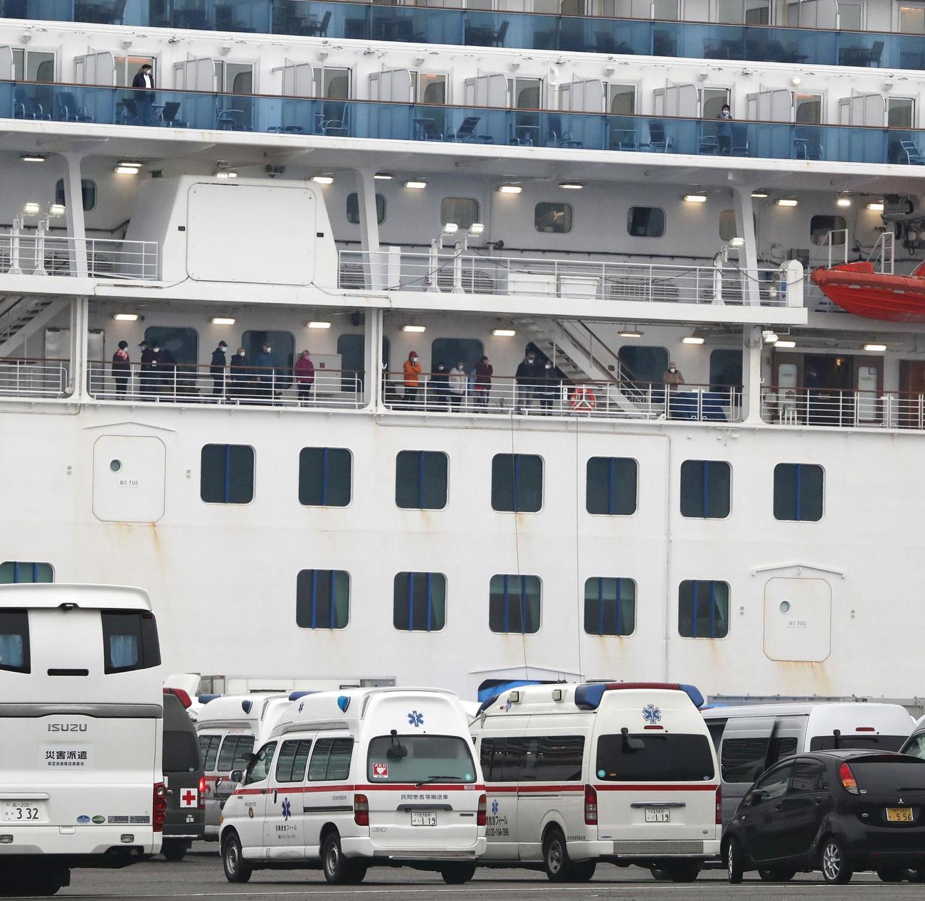横浜・大黒ふ頭に停泊するクルーズ船「ダイヤモンド・プリンセス」と待機する救急車（共同）