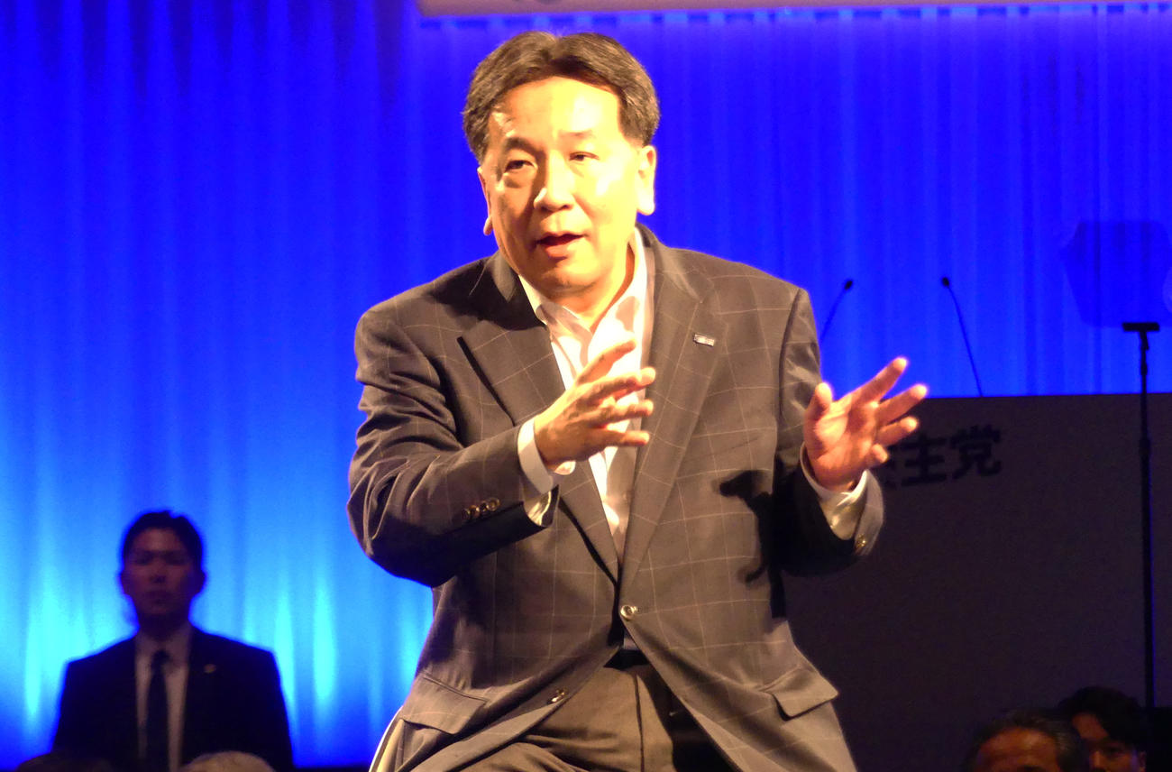 「立憲フェス」で、360度を参加者に囲まれて講演する立憲民主党の枝野幸男代表（撮影・中山知子）
