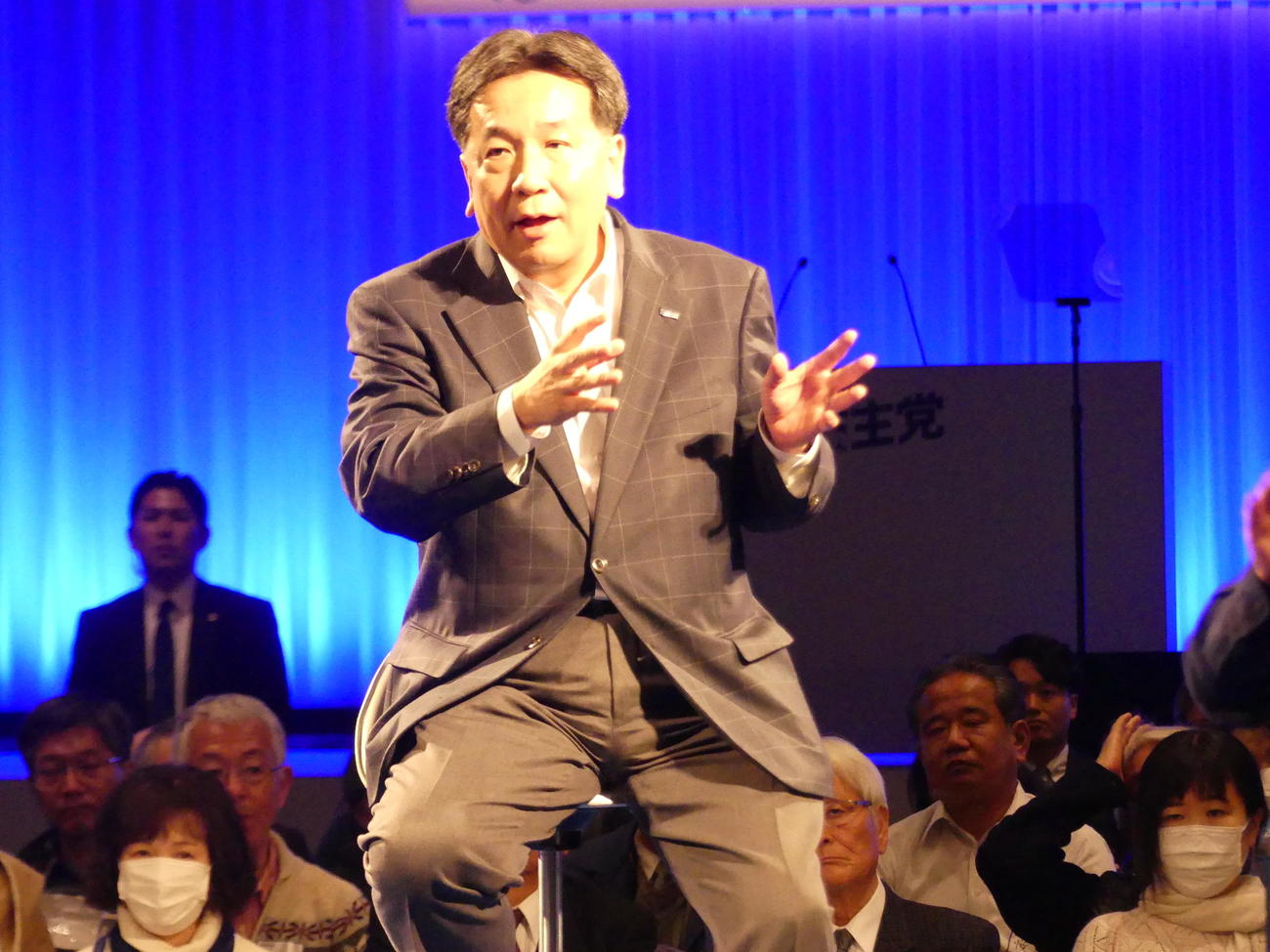「立憲フェス」で、360度を参加者に囲まれて講演する立憲民主党の枝野幸男代表