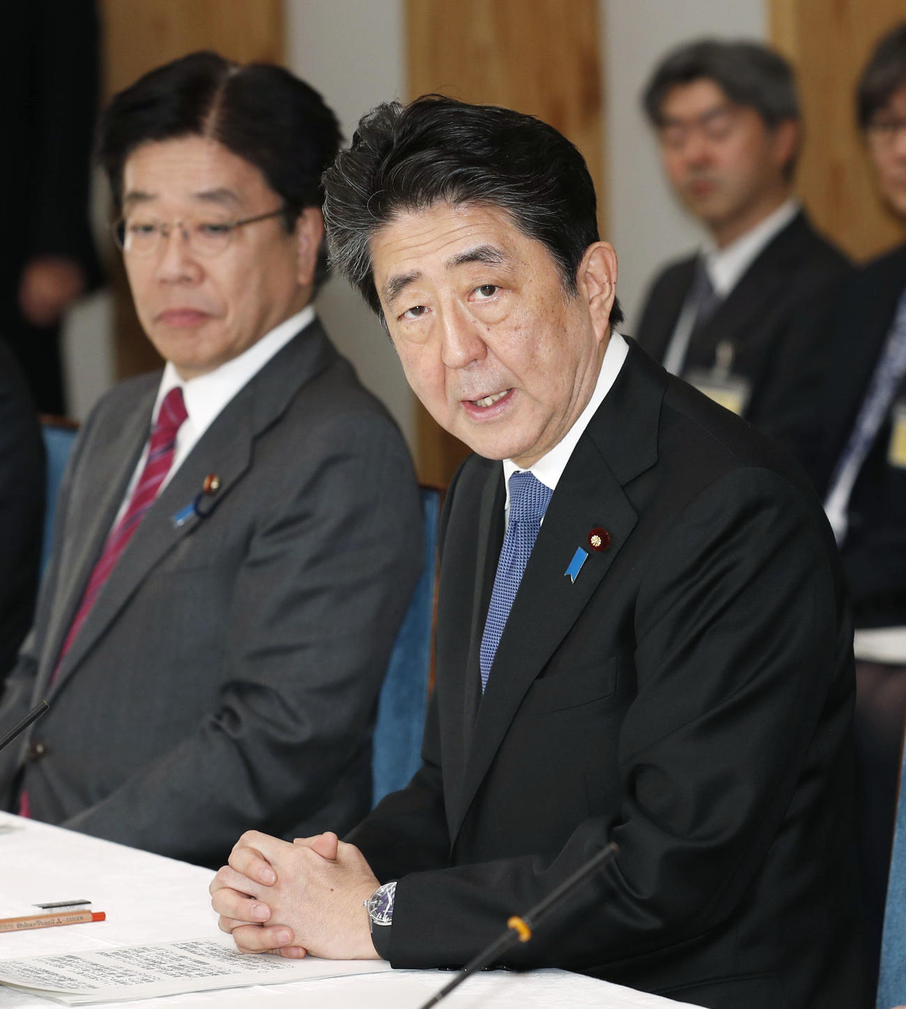 新型コロナウイルス感染症専門家会議であいさつする安倍首相。左は加藤厚労相（共同）