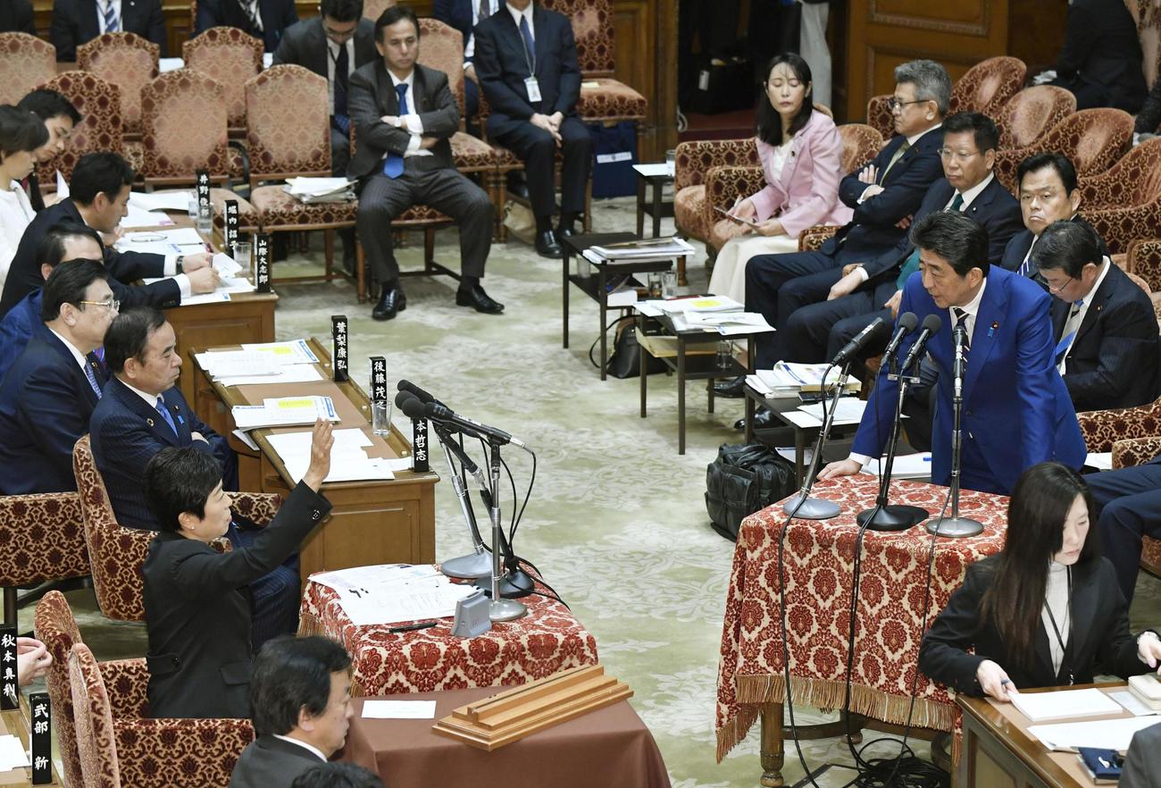 衆院予算委で立憲民主党の辻元清美氏（左手前から2人目）と議論を交わす安倍首相（右）（共同）