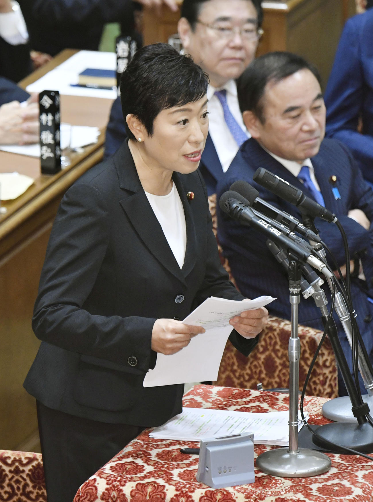 衆院予算委で質問する立憲民主党の辻元清美氏（共同）