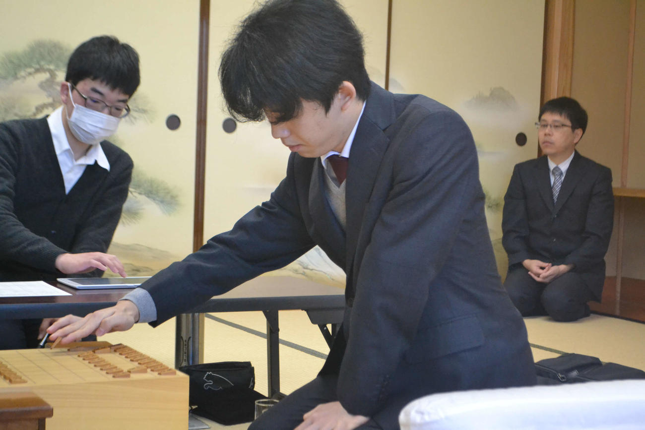 第61期王位戦挑戦者決定リーグ白組の羽生善治九段戦で初手を指す藤井聡太七段
