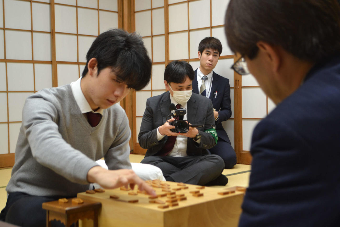 第61期王位戦挑戦者決定リーグ白組で羽生善治九段を下した藤井聡太七段（左）