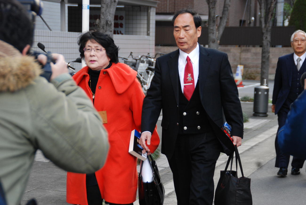 大阪地裁に入る籠池泰典被告（右）と妻諄子被告（撮影・松浦隆司）