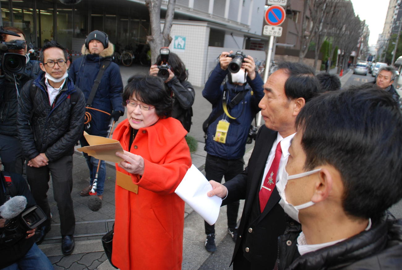 大阪地裁前で「不当裁判」と訴える籠池泰典被告（右）と妻諄子被告（撮影・松浦隆司）