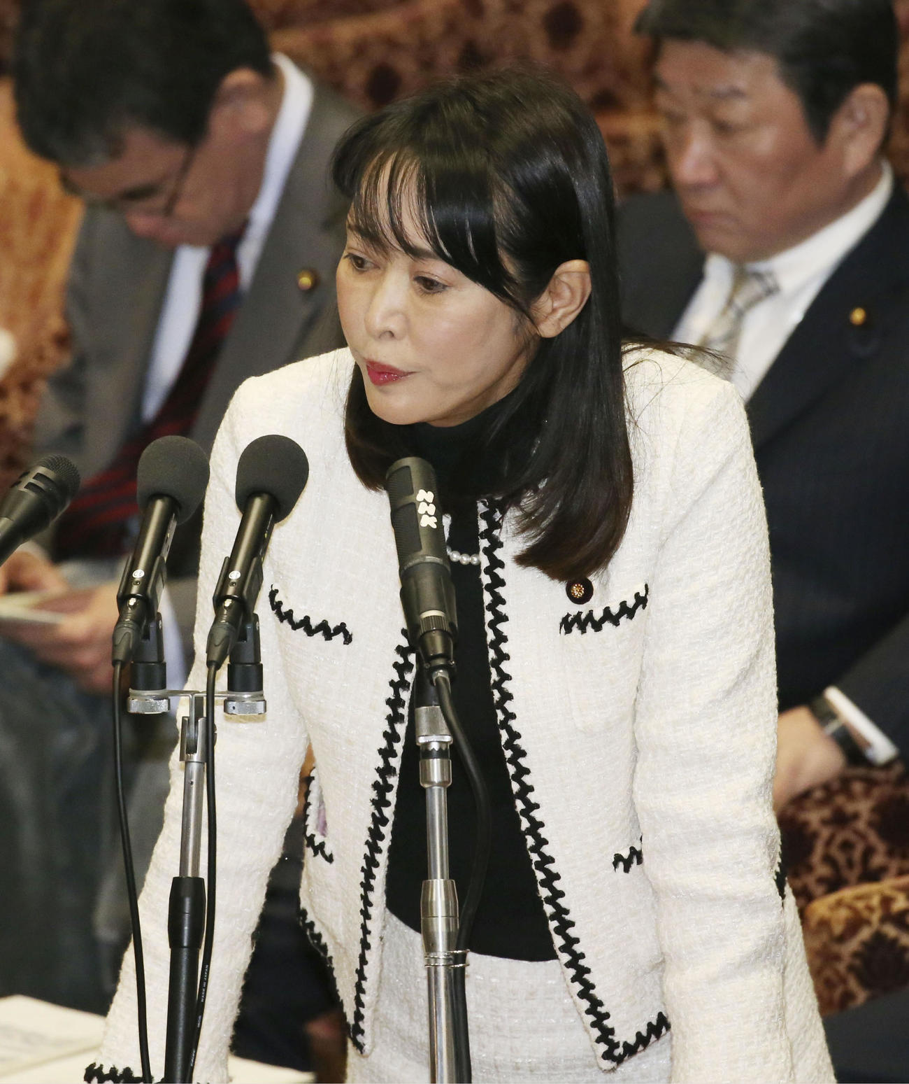 衆院予算委で答弁する森法相（共同）