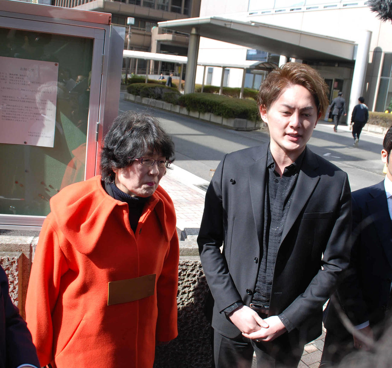 閉廷後、報道陣の取材に応じる籠池諄子被告（左）、バックアップを名乗り出た「青汁王子」として知られる三崎優太氏（撮影・松浦隆司）