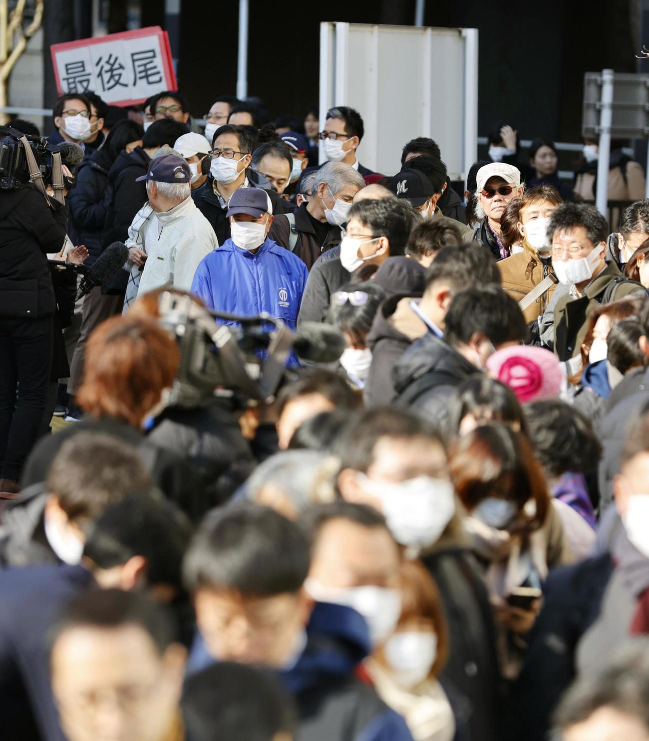 千葉小4女児虐待死事件の父親の初公判で、傍聴券を求めて並ぶ人たち（共同）