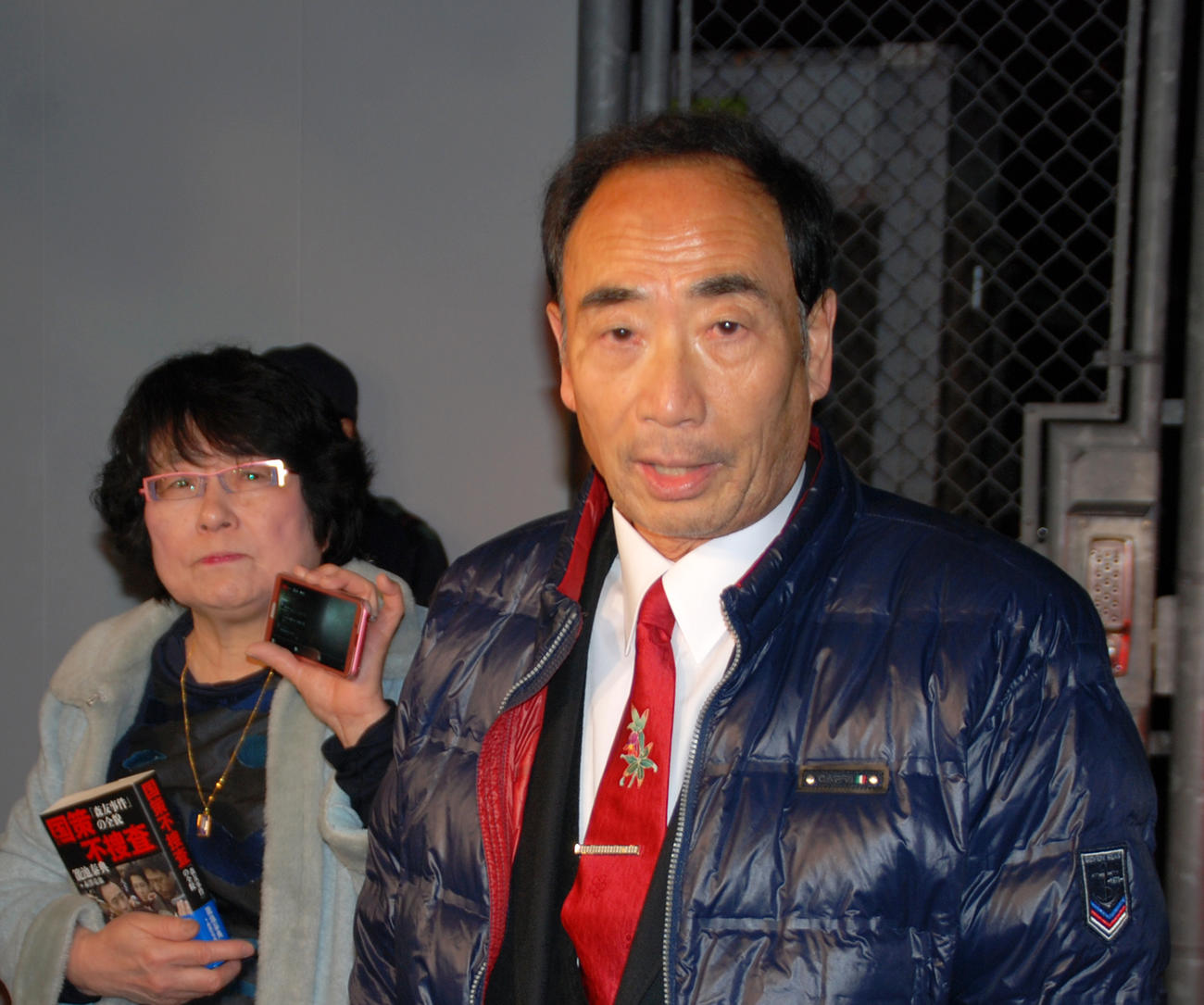 保釈後、大阪拘置所前で不満をあらわにした籠池泰典被告（右）と妻諄子被告（撮影・松浦隆司）