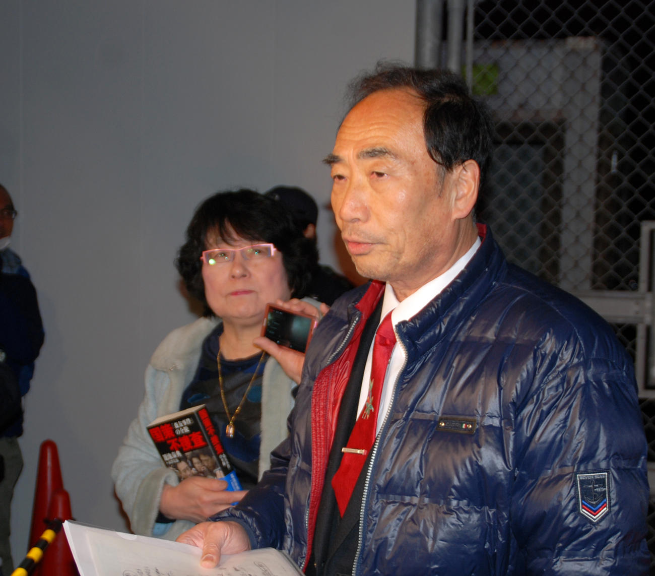 保釈後、大阪拘置所前で一句を披露する籠池泰典被告（右）と妻諄子被告（撮影・松浦隆司）