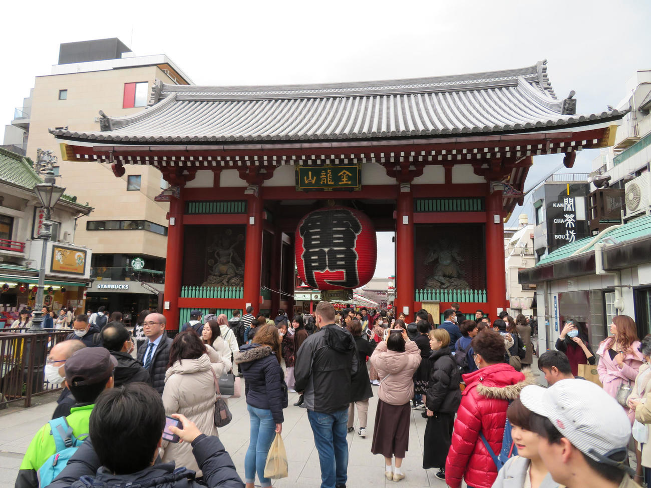 観光客が半減している浅草で写真を撮る観光客（撮影・佐藤勝亮）
