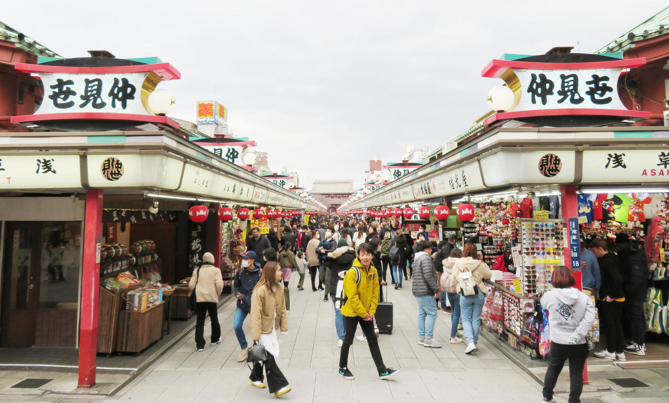観光客が半減している浅草・仲見世商店街（撮影・佐藤勝亮）