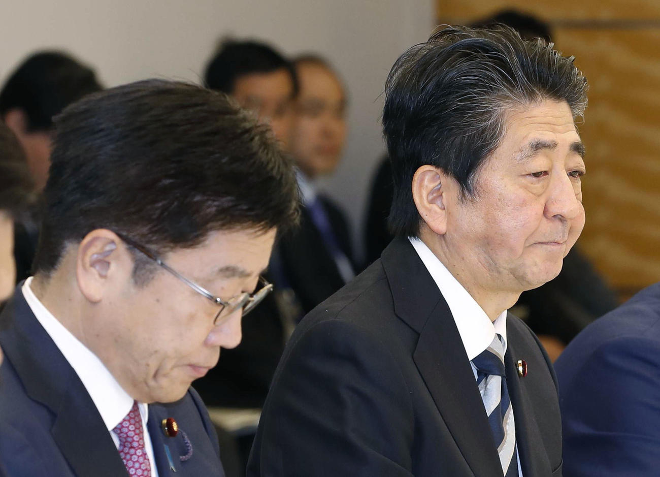 新型コロナウイルス感染症対策本部会合に臨む安倍首相（右）と加藤厚労相