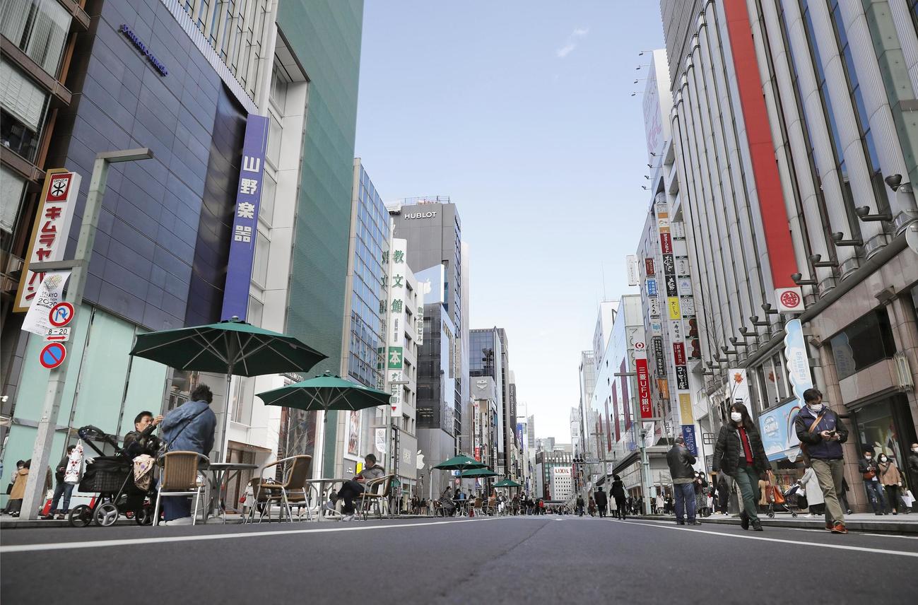 人通りの少ない東京・銀座の歩行者天国（共同）