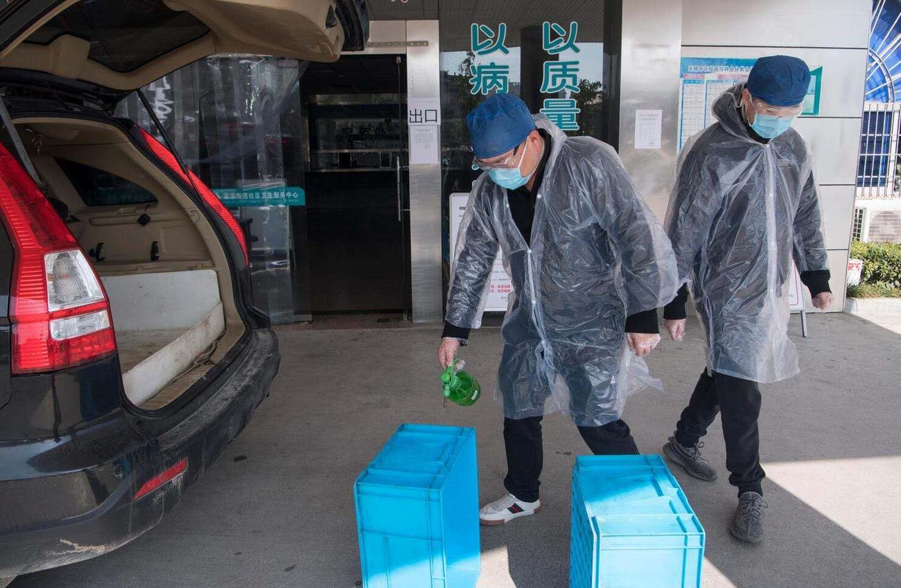 江蘇省無錫市で箱の除菌をする担当者（関係者提供）