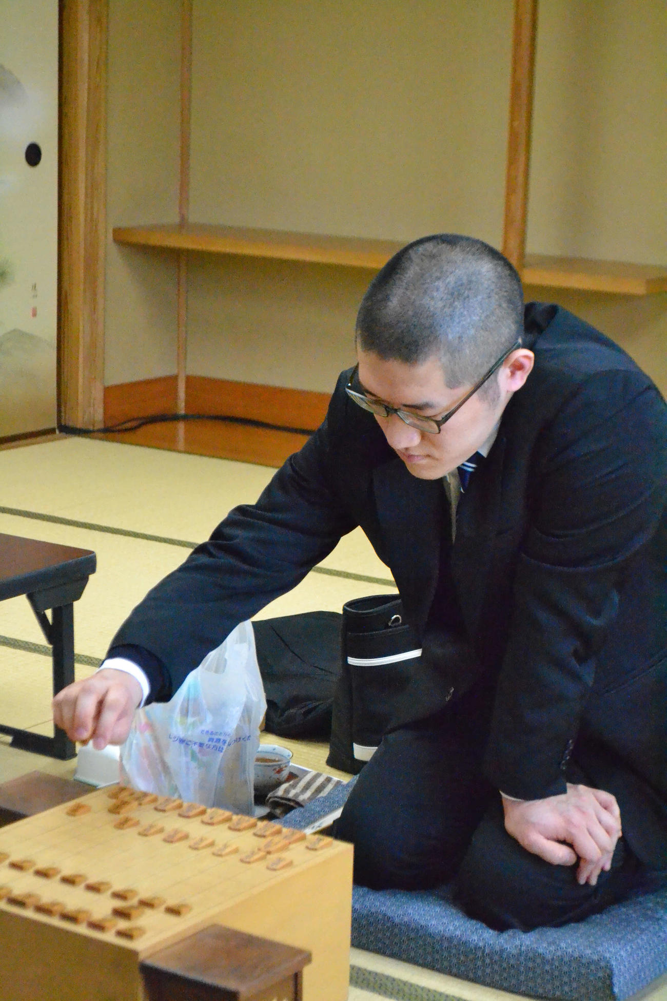 棋士編入試験5番勝負第4局、本田奎五段戦で初手を指す折田翔吾アマ
