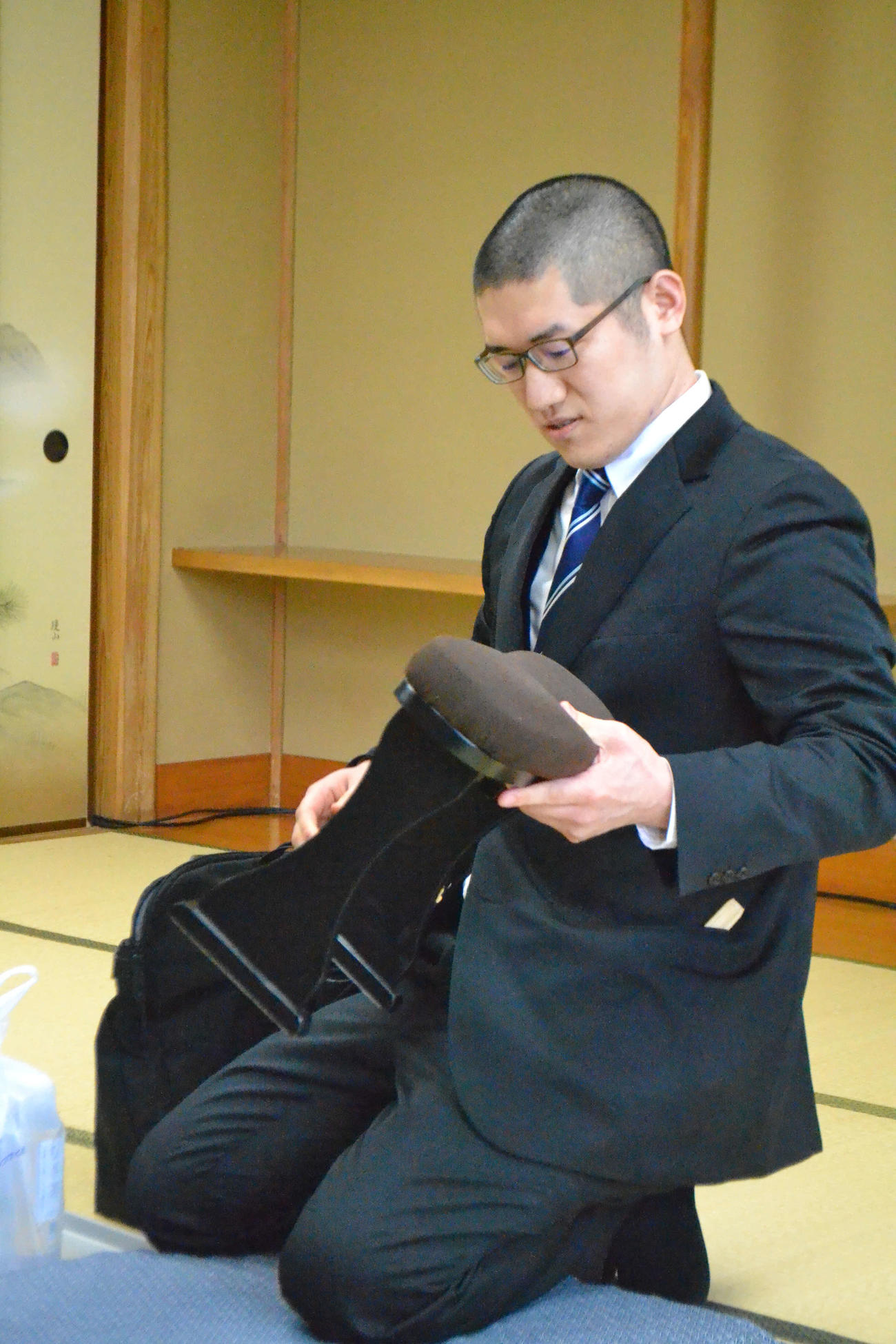 自ら持参した脇息を取り出す折田翔吾アマ