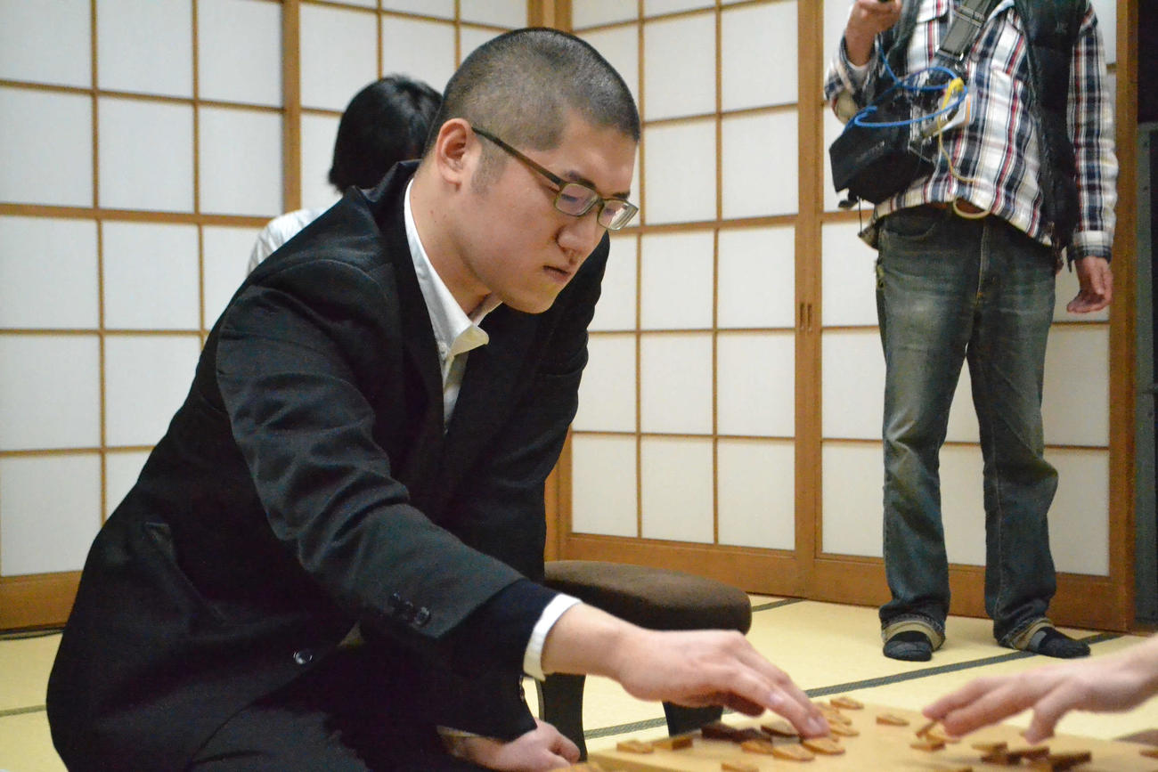 本田奎五段に勝ち、棋士編入試験に合格した折田翔吾アマ