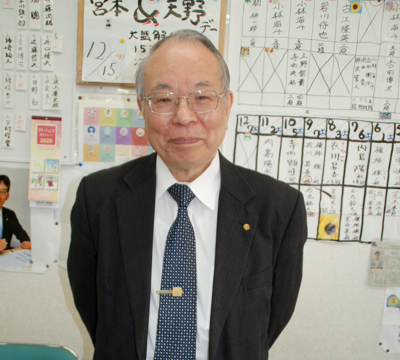 折田アマの合格を喜ぶ森安正幸七段（撮影・松浦隆司）