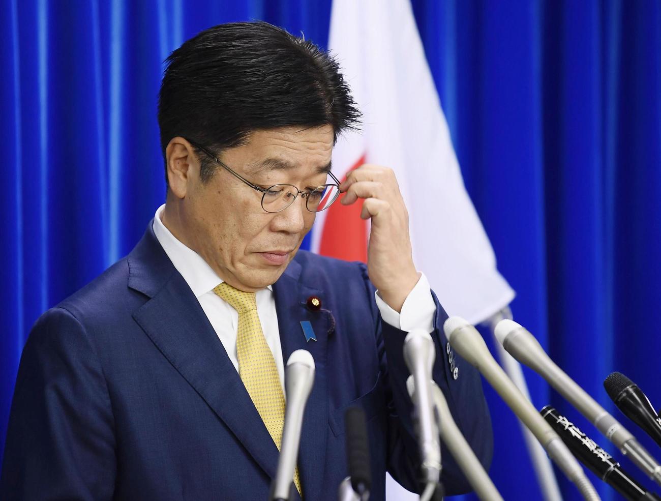 新型コロナウイルスの国内流行に備える政府の基本方針に関する記者会見で、手元に視線を落とす加藤厚労相（共同）