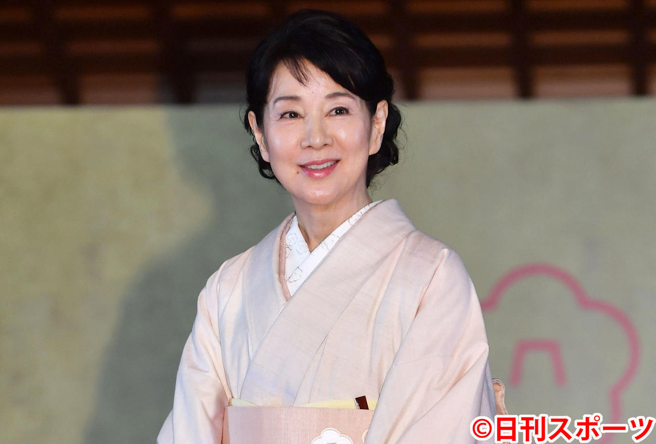 「五島の椿プロジェクト発表会」で五島の椿で染めた着物を披露する吉永小百合（撮影・柴田隆二）