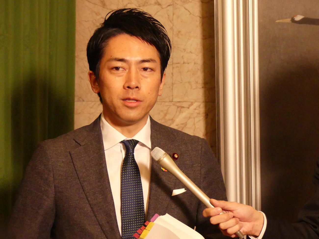 閣議後会見に臨む小泉進次郎環境相