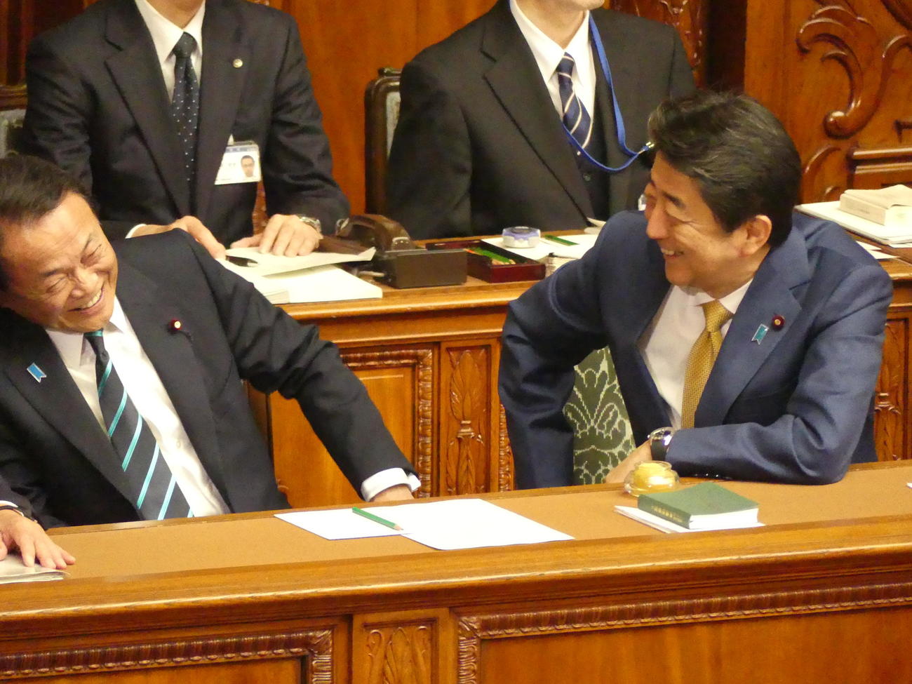 衆院本会議開会前、談笑する麻生財務相（左）と安倍首相
