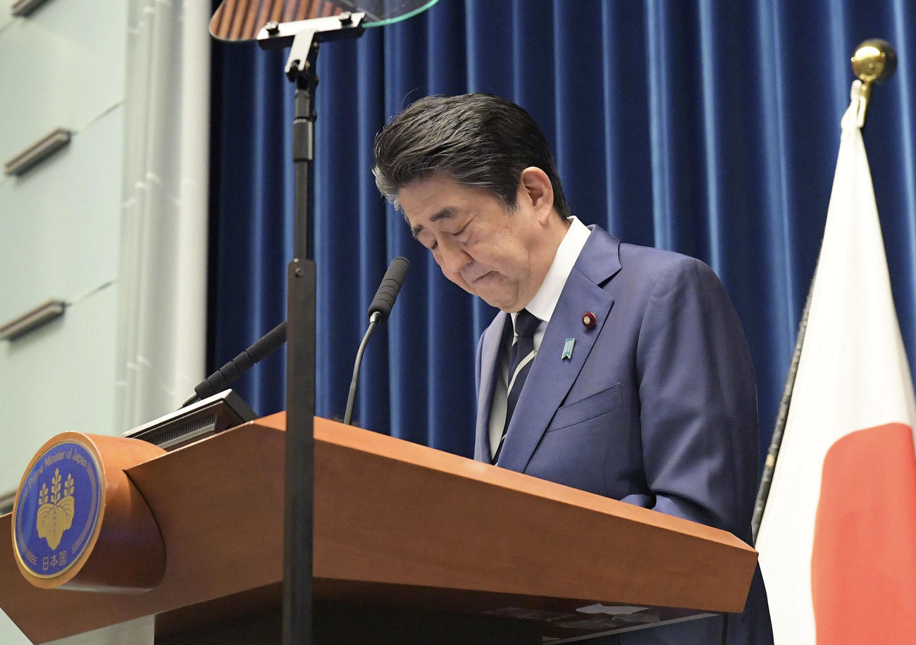 記者会見で新型コロナウイルス対策について説明し、国民に協力を呼び掛けて頭を下げる安倍首相（代表撮影）