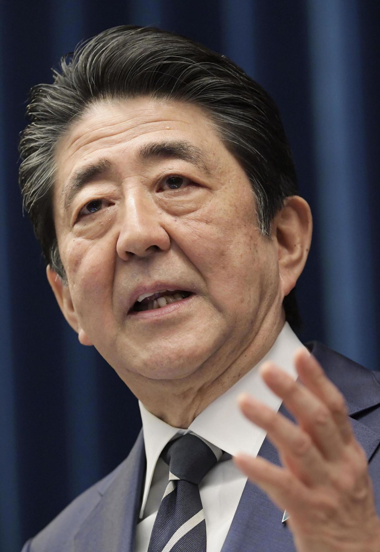 新型コロナウイルスによる肺炎の拡大を踏まえ、記者会見する安倍首相（代表撮影）