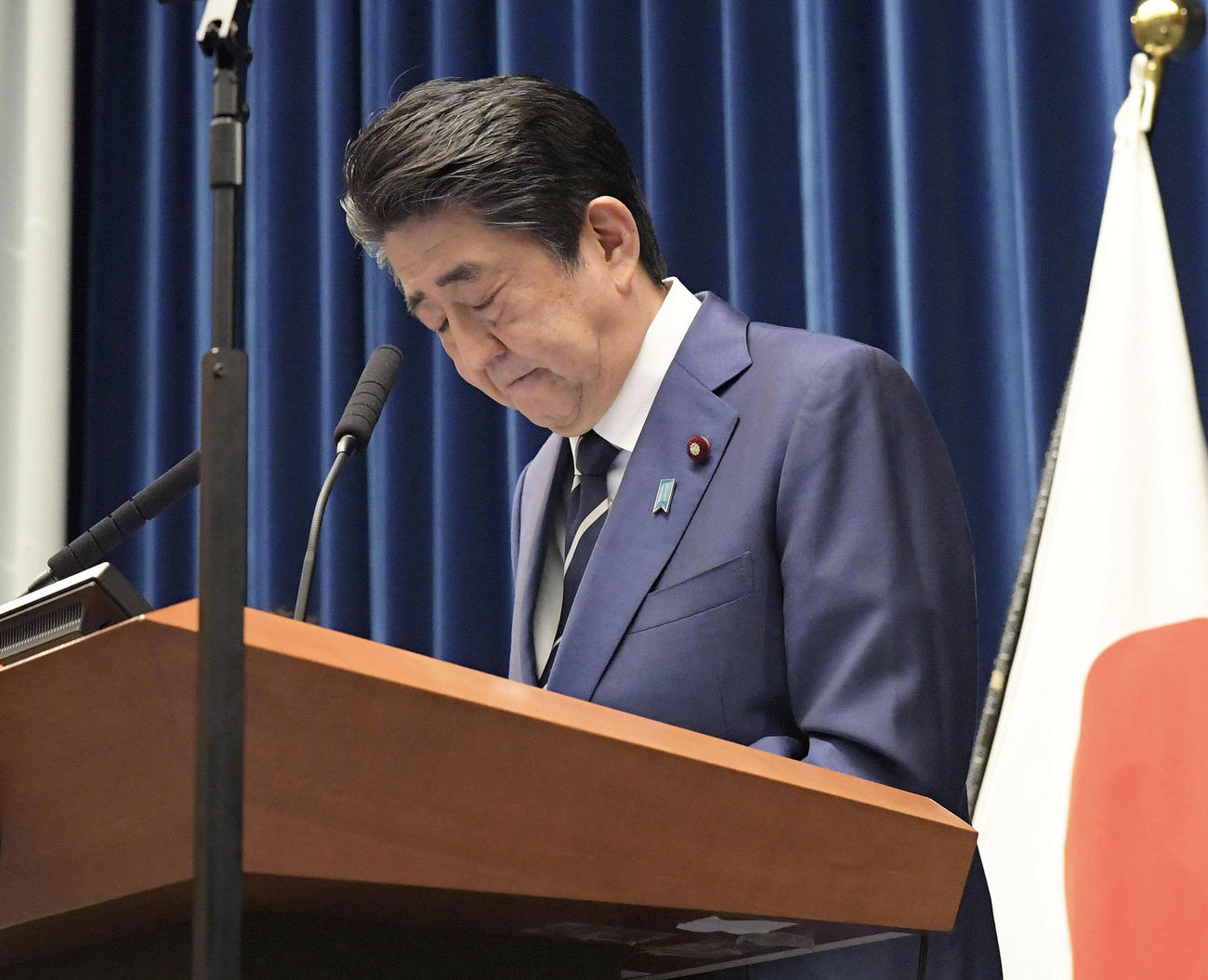 新型コロナウイルス対策ついて説明し、国民に協力を呼び掛けて頭を下げる安倍首相（代表撮影＝共同）