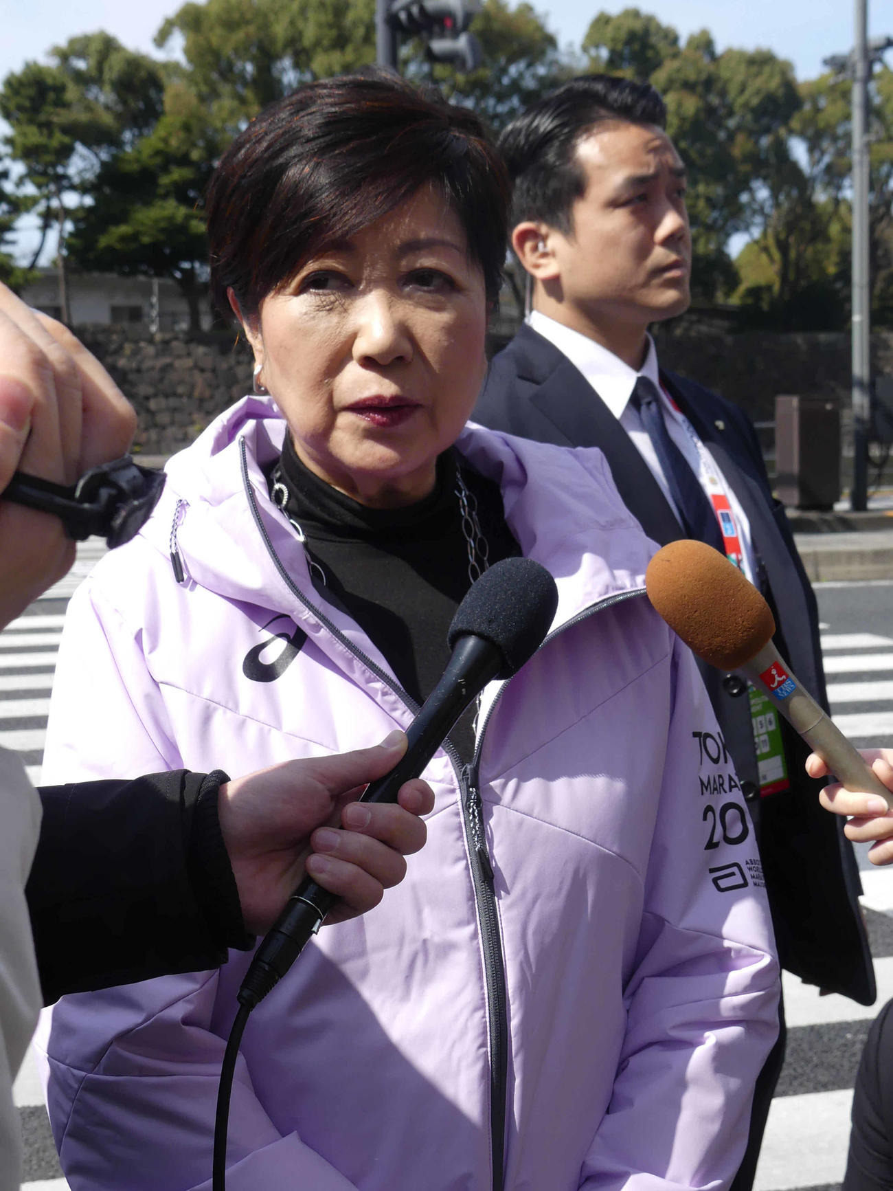 東京マラソン終了後、取材に応じる東京都の小池百合子知事