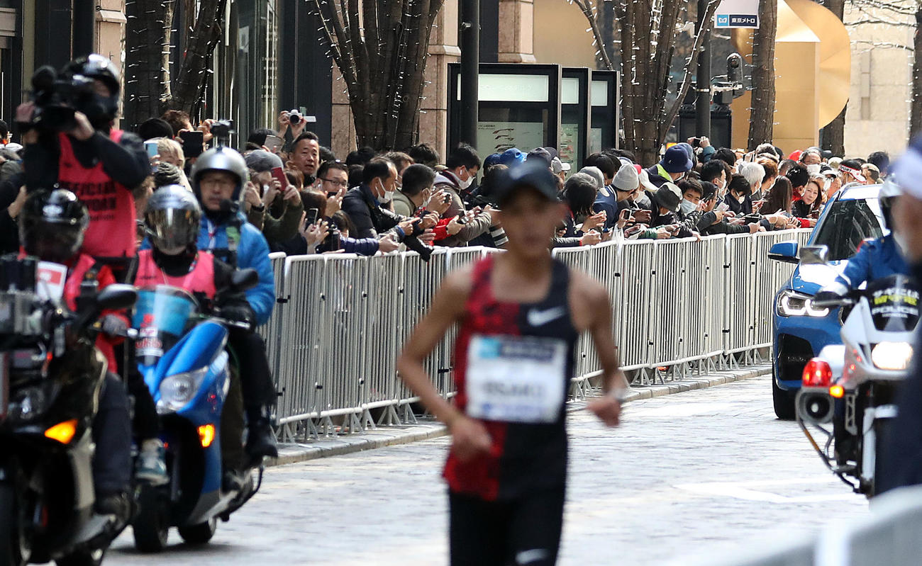 41キロ付近、行幸通りでラストスパートする大迫（手前）らを応援する沿道のファン（撮影・狩俣裕三）