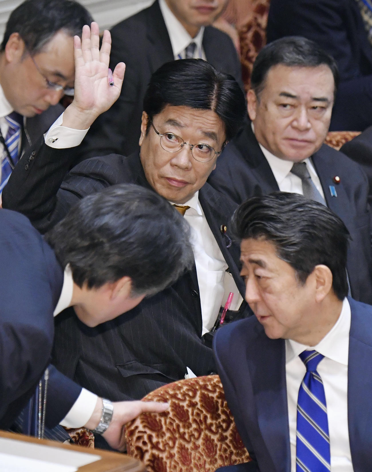 参院予算委で挙手する加藤厚労相（共同）