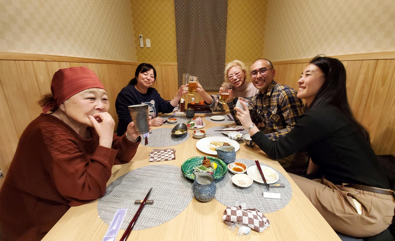 待望のオープンで大熊町に戻ってきた町民の方々が食事やお酒を笑顔で楽しんだ（撮影・大上悟）
