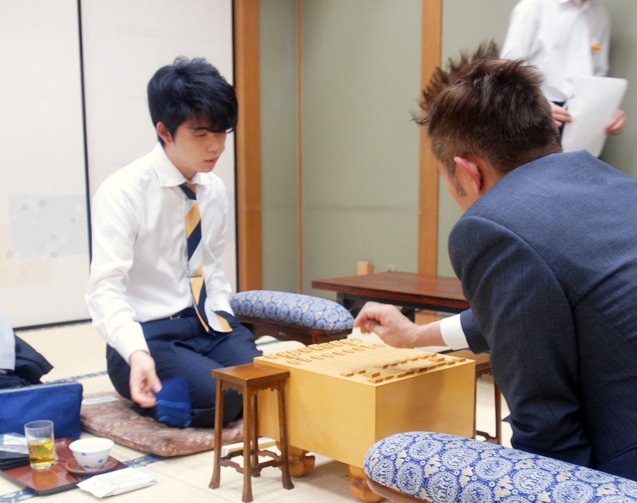感想戦を行う藤井聡太七段（左）、真田圭一八段（撮影・松浦隆司）