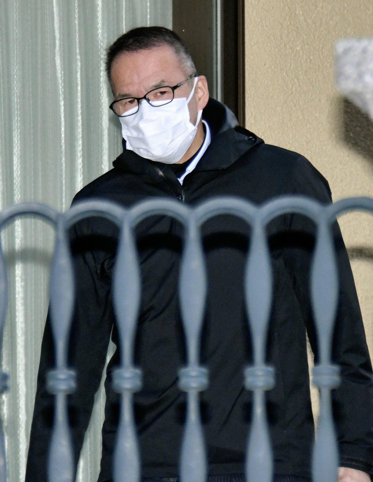 自宅を出る河井案里参院議員公設秘書の立道浩容疑者（共同）