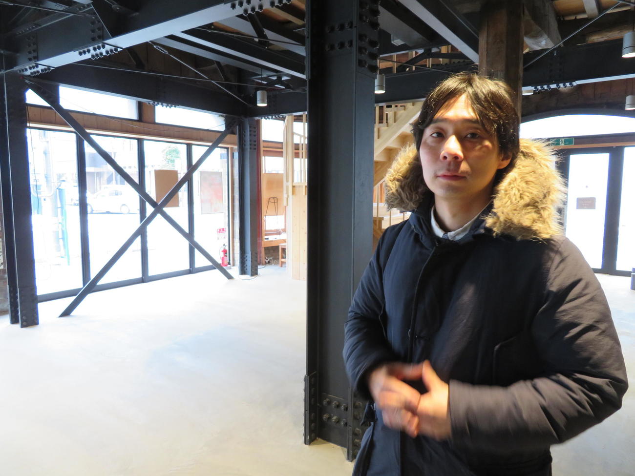 いしのまき演劇祭の会場「旧観慶丸商店」内で演劇祭について語る芝原弘（撮影・村上幸将）