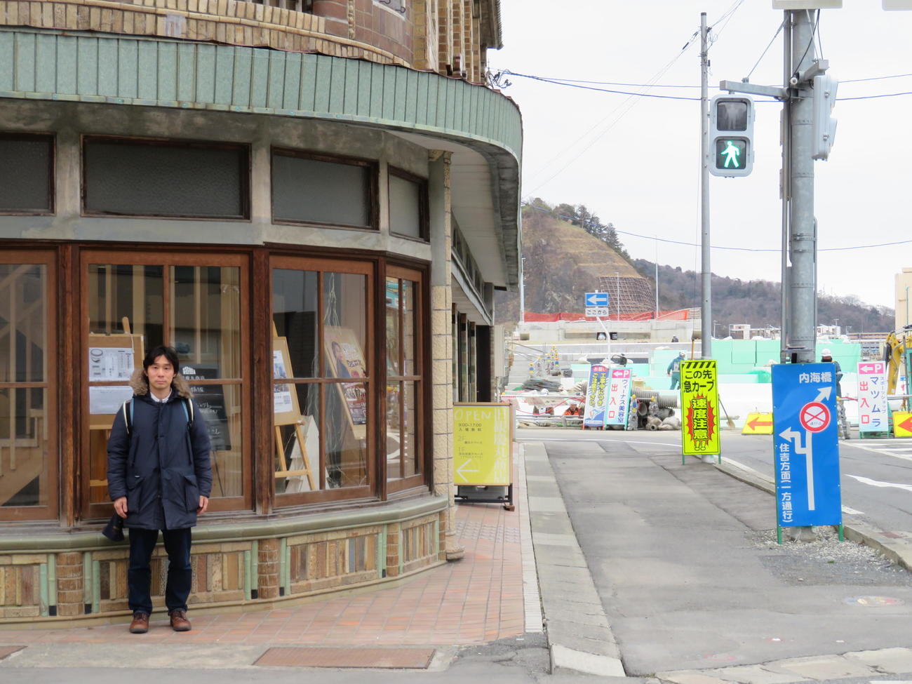 いしのまき演劇祭の会場にも使われる「旧観慶丸商店」の前に立つ芝原弘（撮影・村上幸将）