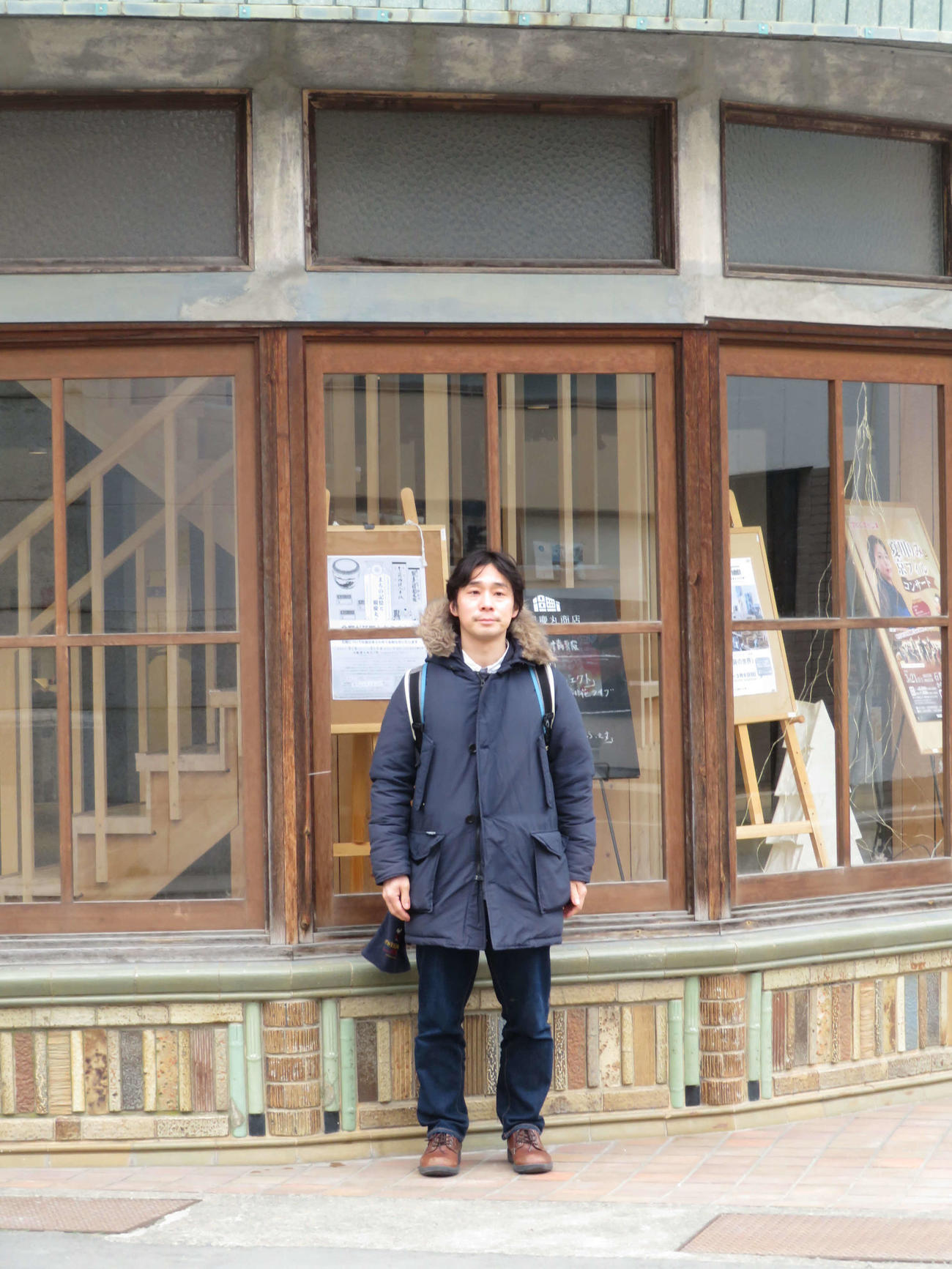 いしのまき演劇祭の会場にも使われる「旧観慶丸商店」の前に立つ芝原弘（撮影・村上幸将）