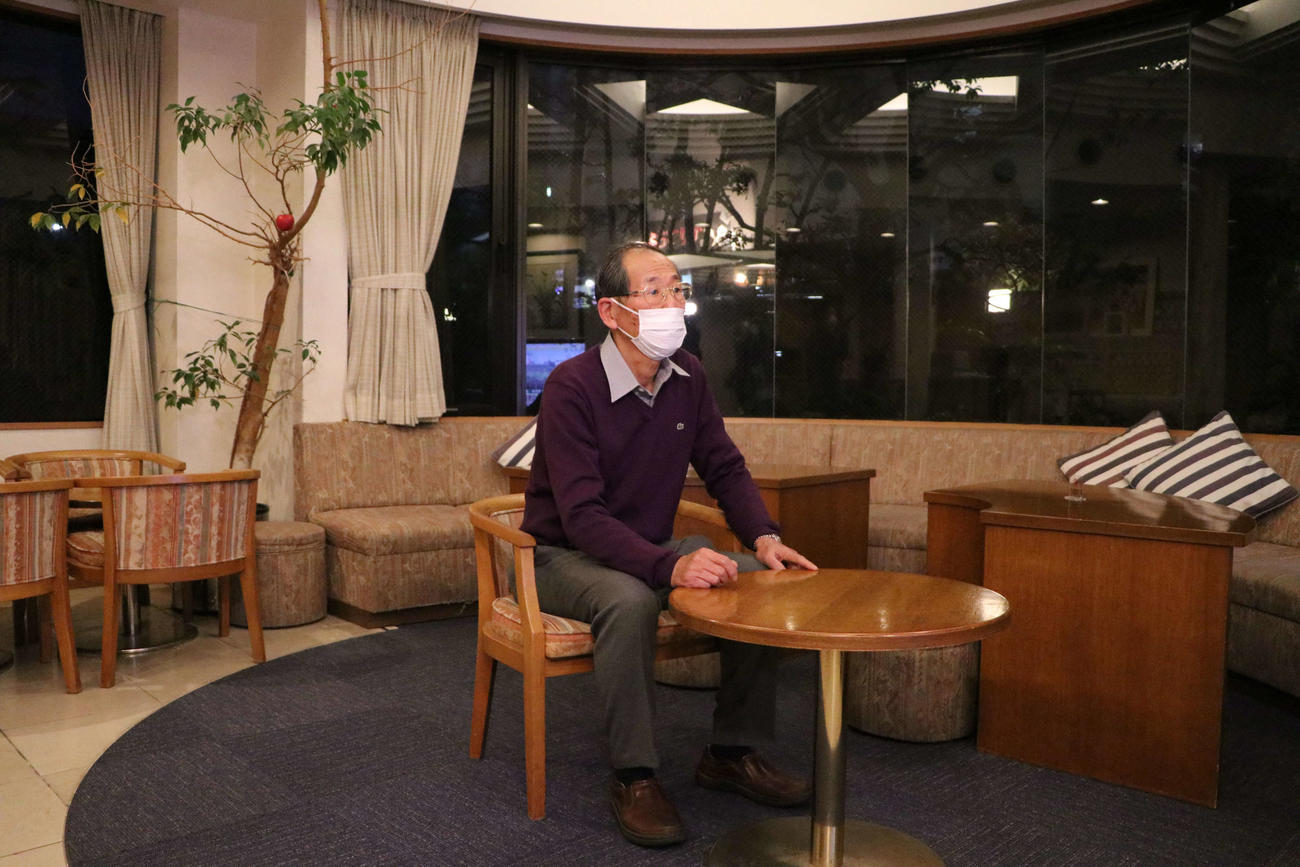ニュース速報を見る甲子園ホテル夕立荘の島田社長（撮影・南谷竜則）