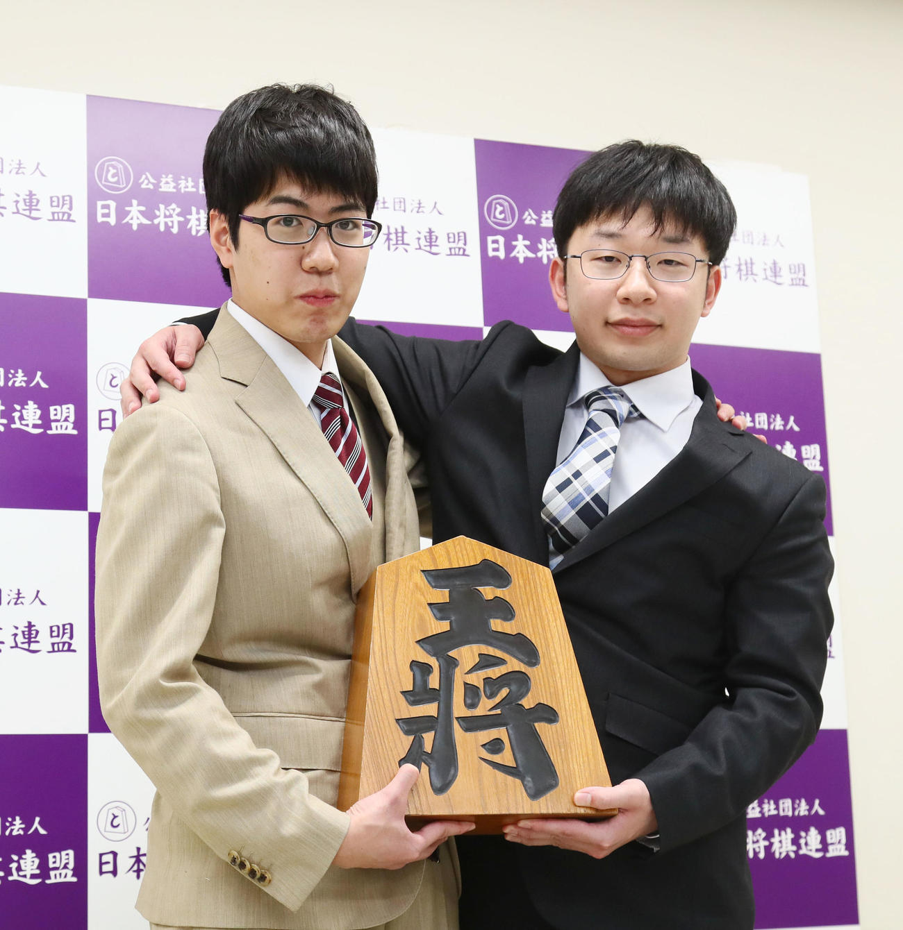昇段を決め喜びを語った服部三段（左）と谷合三段