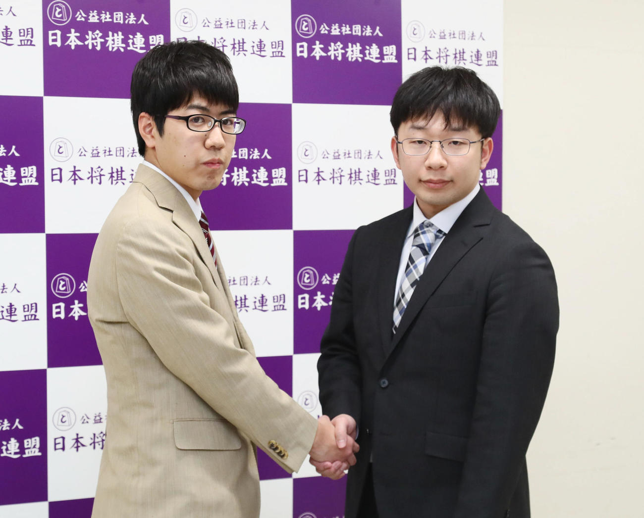 昇段を決め握手を交わす服部三段（左）と谷合三段（撮影・足立雅史）