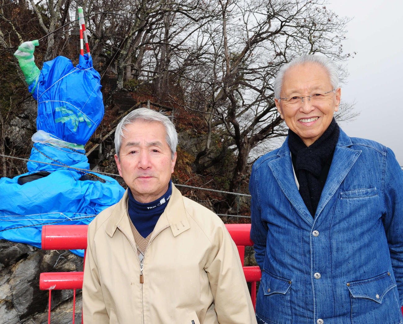 3代目「おえびすさん」の前に立つ神山正志宮司（左）と臼井賢志さん（撮影・松本久）