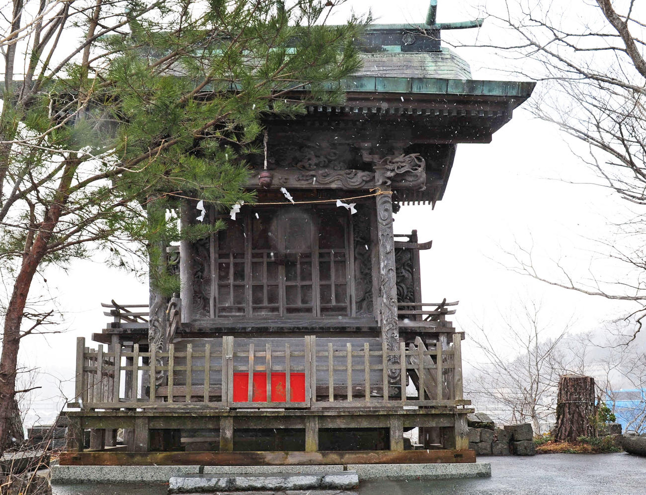 猪狩神社の右側に2代目「おえびすさん」を設置する意向になっている（撮影・松本久）