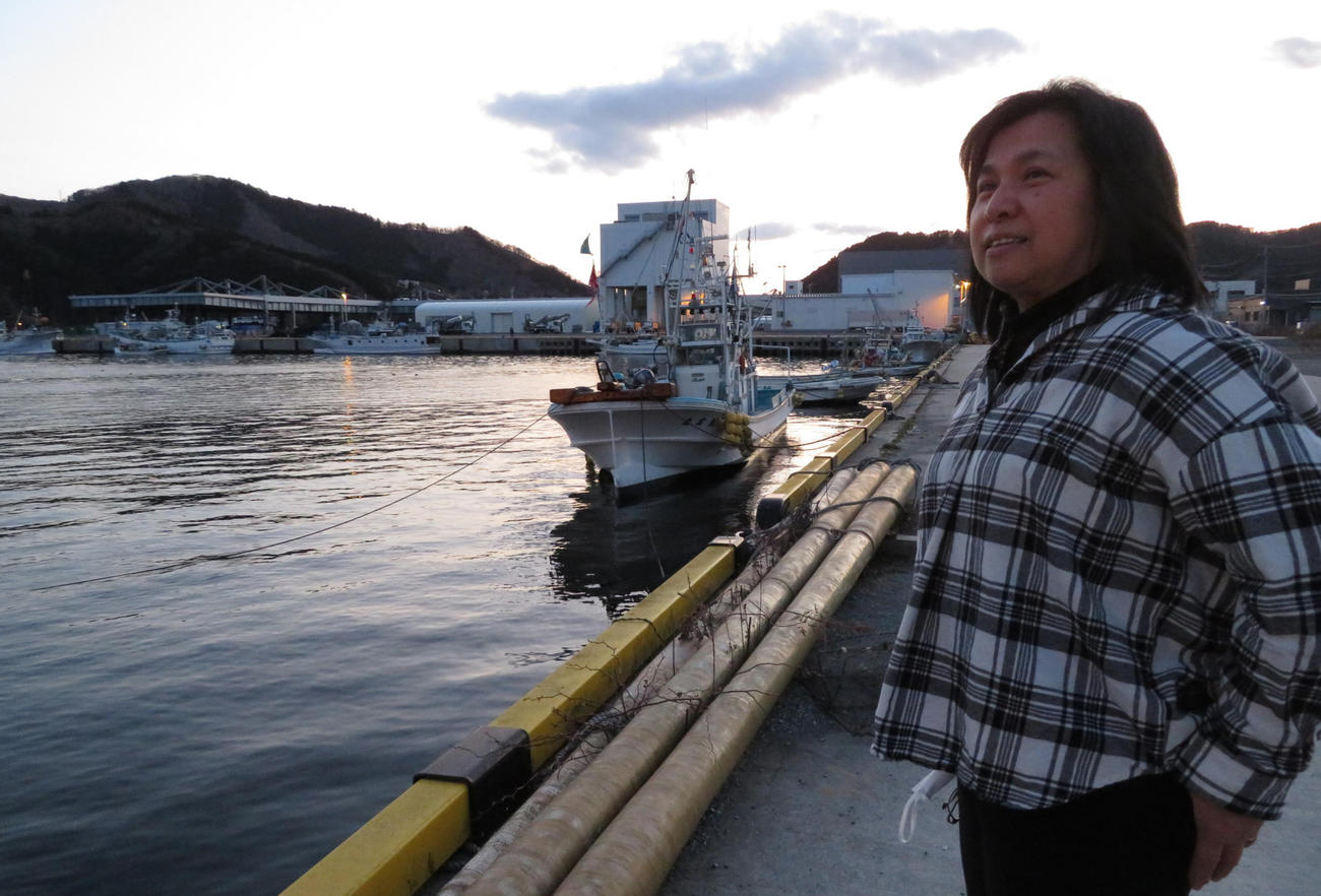 女川の海をながめるワイケイ水産取締役の木村悦子さん（撮影・近藤由美子）