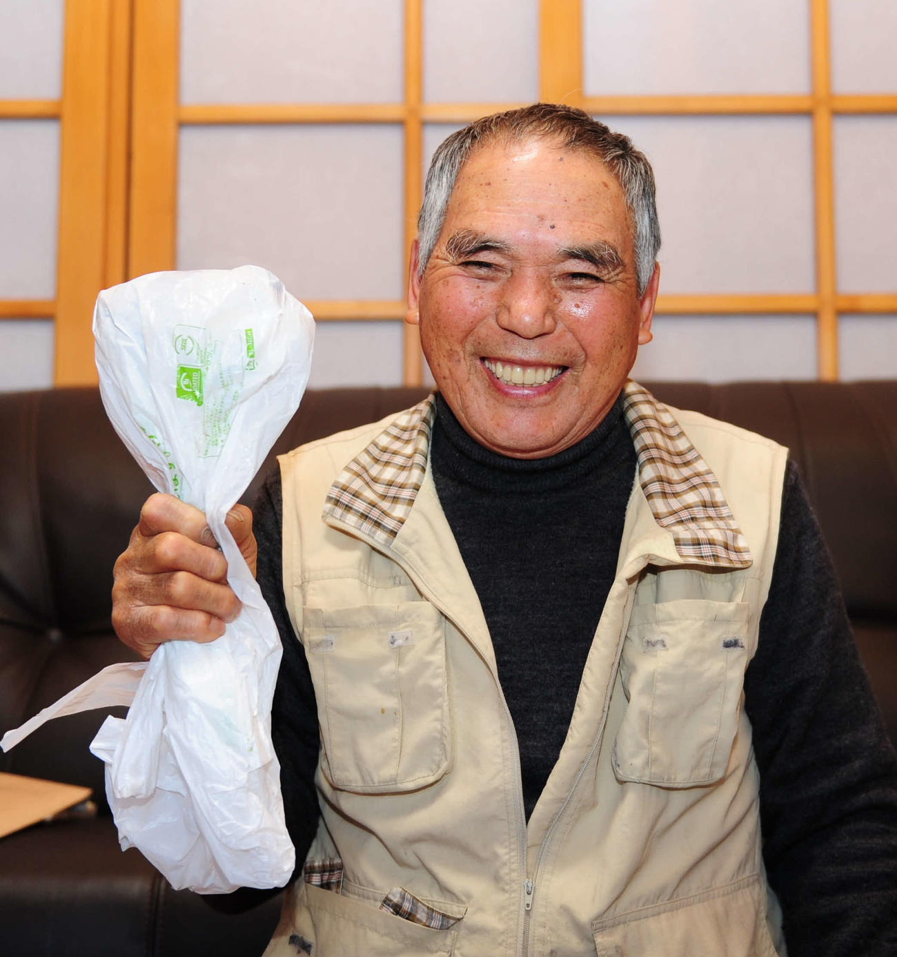 聖火ランナーの練習でハンマーを持って走っている菅原船長（撮影・松本久）
