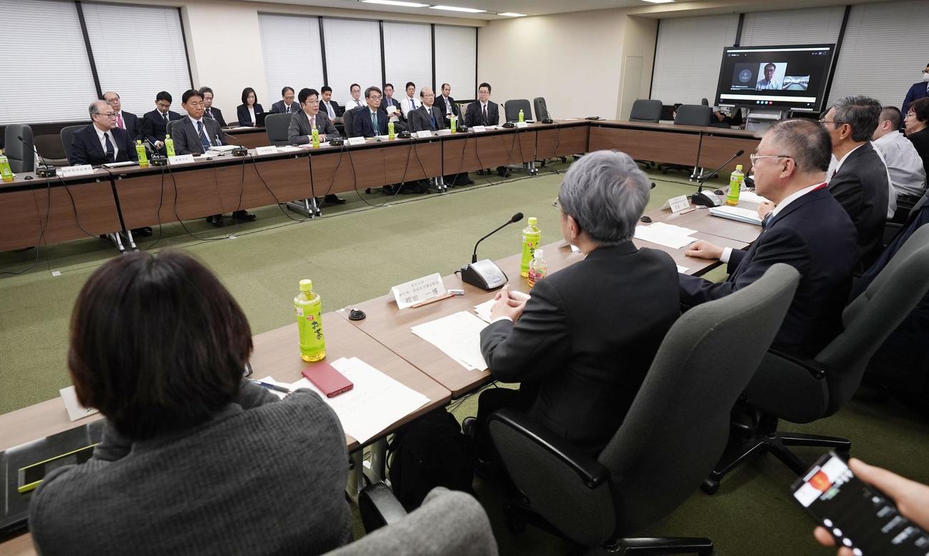 厚労省で開かれた新型コロナウイルスの拡大防止策を検討する政府の専門家会議（共同）