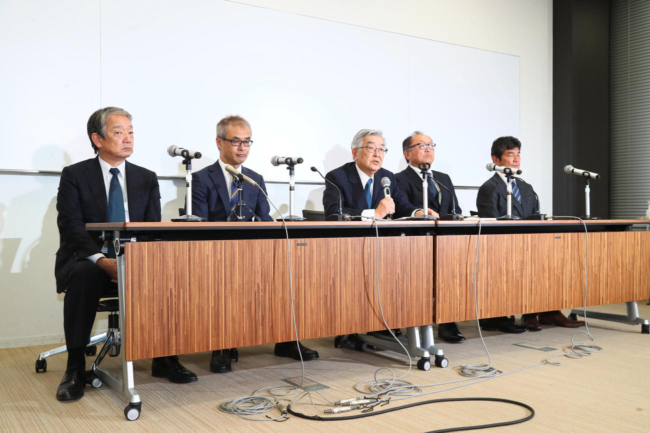 会見で開幕延期を発表するNPB斉藤コミッショナー（撮影・足立雅史）